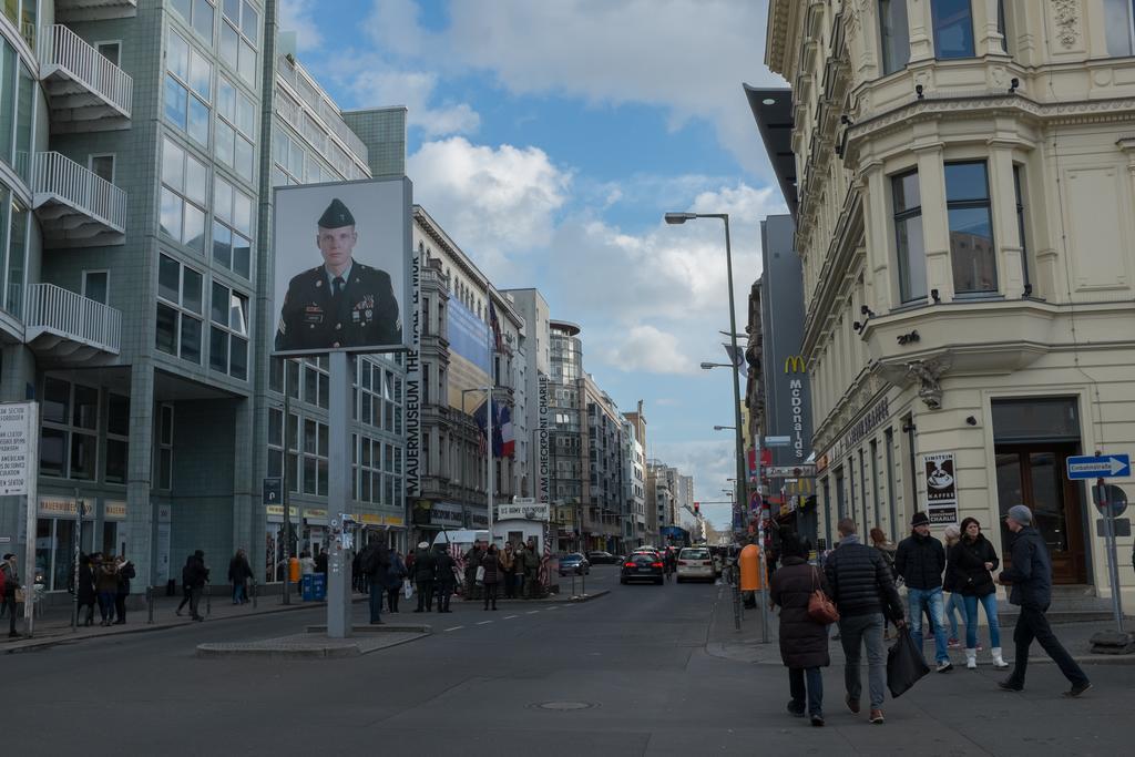 Mondrian Suites Berlin Am Checkpoint Charlie Extérieur photo